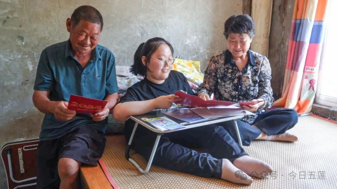 看哭了！何炎格，考上大学了！