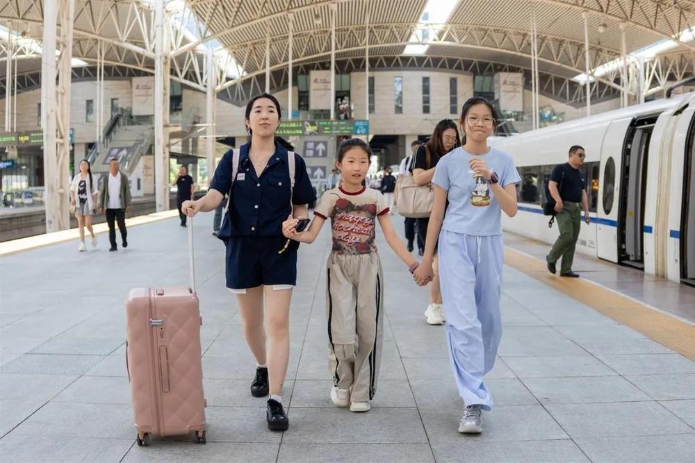 暑期带娃坐火车必看 儿童免费乘车有哪些条件？答案都在这