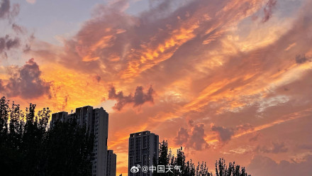 北京火烧云如凤凰展翅