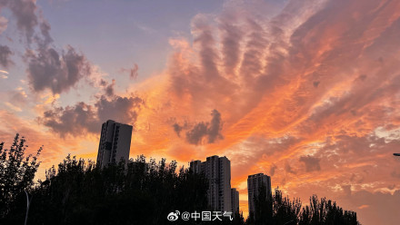 北京火烧云如凤凰展翅