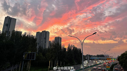 北京火烧云如凤凰展翅