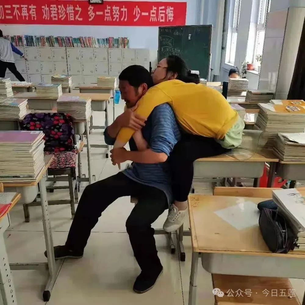 看哭了！何炎格，考上大学了！