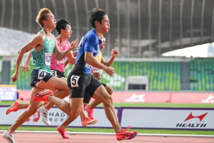 并列第四快的中国百米“飞人”！广西队员邓信锐，把微信名改成了“1005”