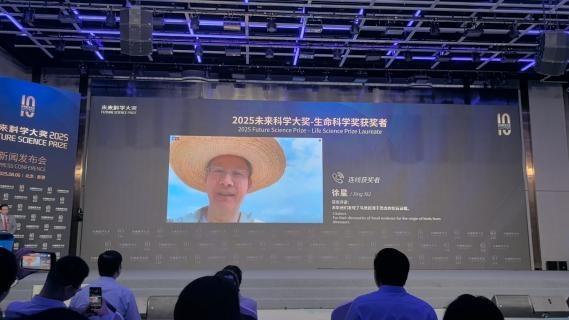 得知获奖时，这位“恐龙院士”还带着草帽在野外科考