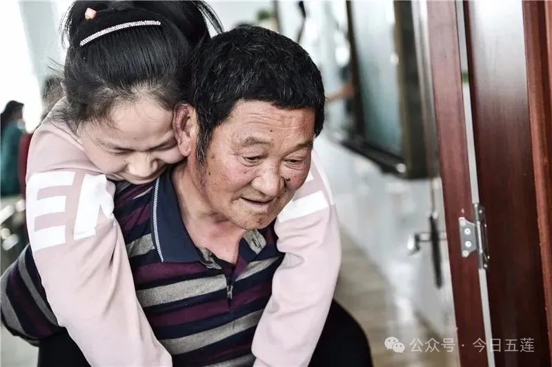 看哭了！何炎格，考上大学了！