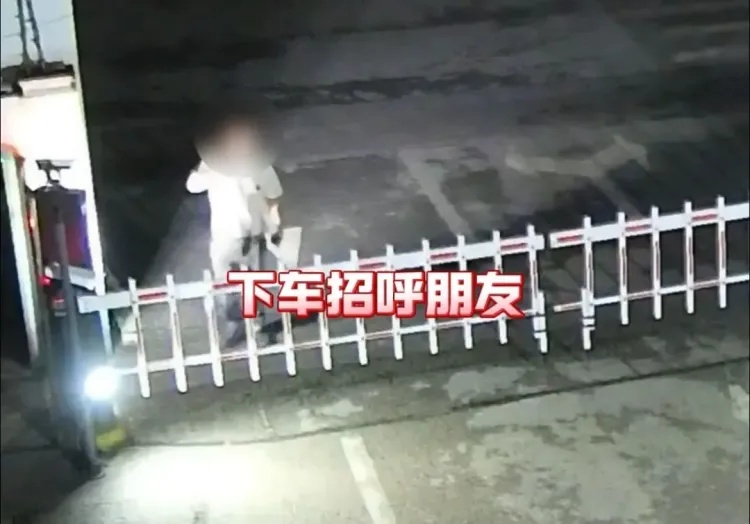 男子豪饮后开车去派出所当“吃瓜”群众,把自己“看”进去了 男子豪饮后开车去派出所当“吃瓜”群众,把自己“看”进去了