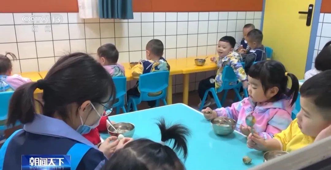 我国将减免幼儿园学前一年保育教育费 降低家庭育儿成本