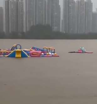 广东一新建的水上乐园开业三天被冲走，项目投资约3000万，工作人员回应