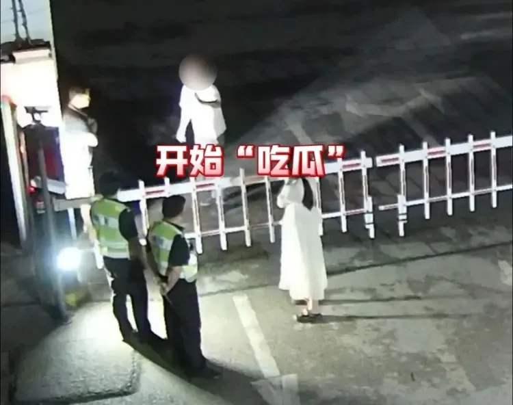 男子豪饮后开车去派出所当“吃瓜”群众,把自己“看”进去了 男子豪饮后开车去派出所当“吃瓜”群众,把自己“看”进去了