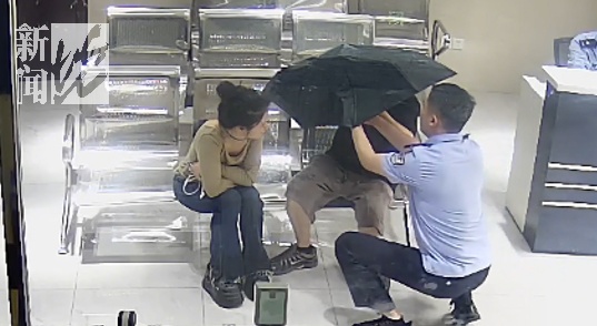 吓懵!上海一男子举着伞闯进派出所!民警拿起老虎钳…… 吓懵!上海一男子举着伞闯进派出所!民警拿起老虎钳……