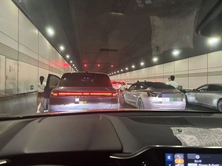 上海紧急广播：请弃车离开！隧道内，车辆突然自燃，浓烟充斥周围，造成大面积堵塞