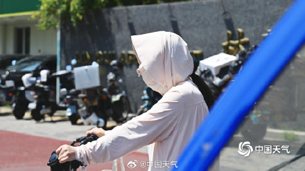 大暑最后一天北京高温收尾 街头闷热依旧