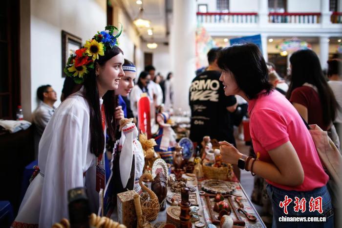 上合组织国家青年天津“摆摊”秀家乡风采