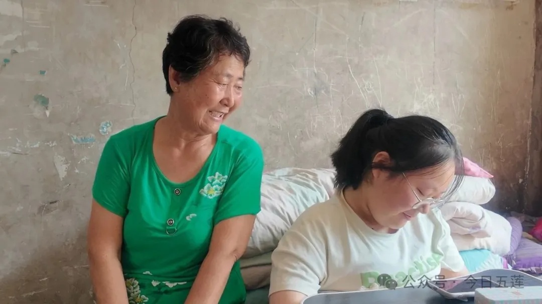 看哭了！何炎格，考上大学了！