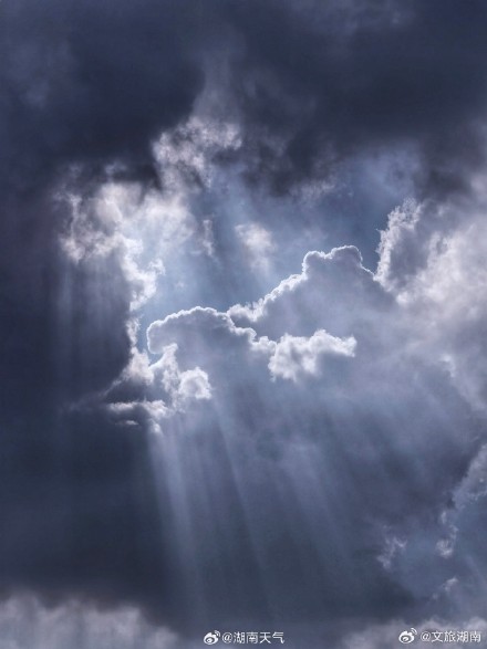 湖南岳阳出现"丁达尔现象"