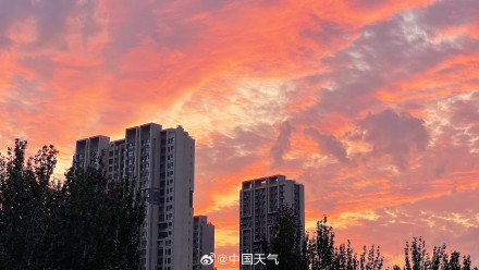 北京火烧云如凤凰展翅