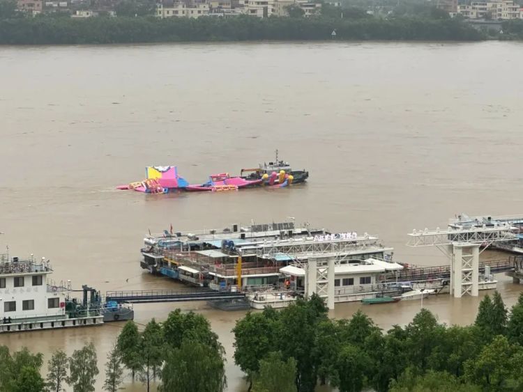 广东清远一水上娱乐中心设施被洪水冲走，刚正式运营4天，投资约3000万元