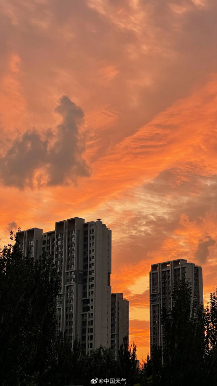 北京火烧云如凤凰展翅