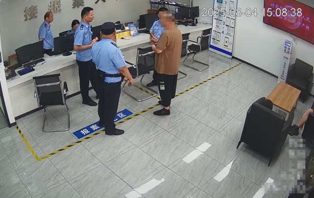 事发杭州高架！男子被交警、民警、巡特警紧急截停…