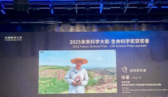 得知获奖时，这位“恐龙院士”还带着草帽在野外科考