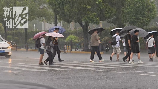 吓懵!上海一男子举着伞闯进派出所!民警拿起老虎钳…… 吓懵!上海一男子举着伞闯进派出所!民警拿起老虎钳……