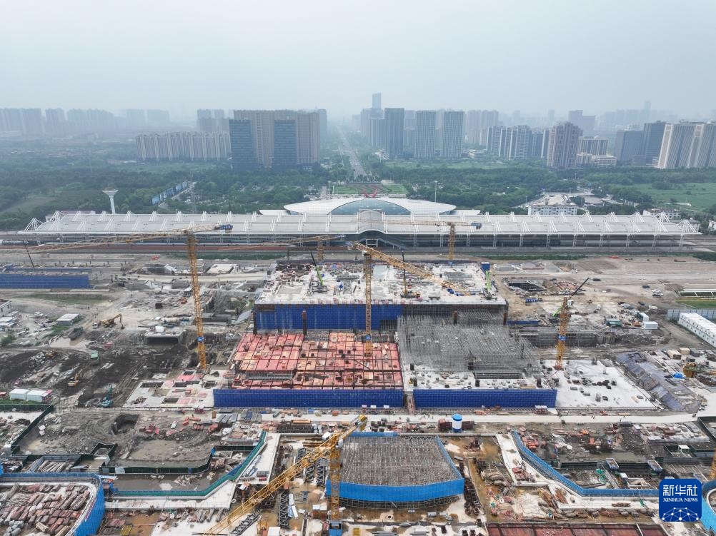 新建上海至南京至合肥高铁南通站站房钢结构首节桁架吊装完成 新建上海至南京至合肥高铁南通站站房钢结构首节桁架吊装完成