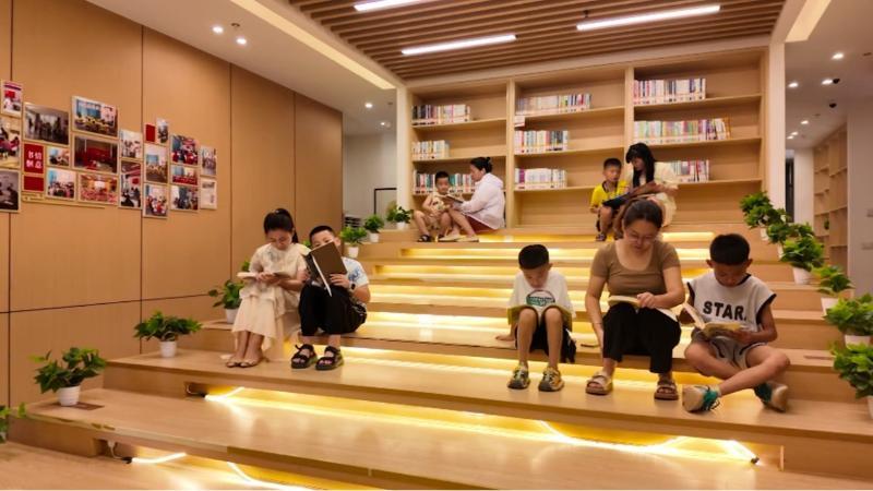 江西南昌：高温持续 孺子书房变身“避暑充电站”