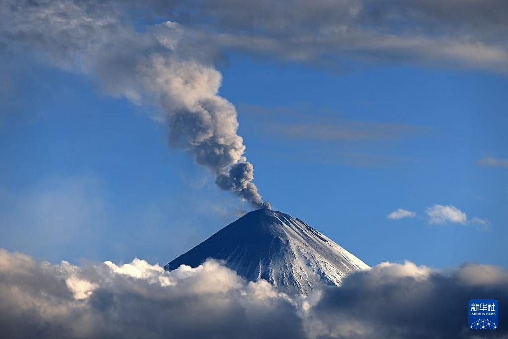 俄罗斯堪察加半岛克柳切夫火山喷发