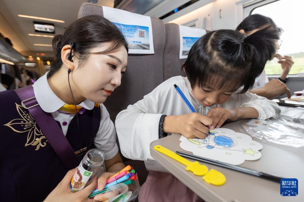 用魔法打败魔法！00后列车员在高铁发试卷，小朋友一秒静音！网友：求全国普及