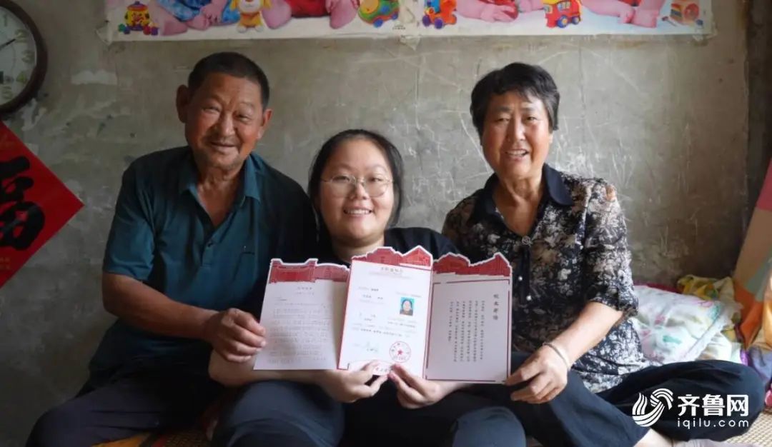 12年！被爷爷背着上学的日照女孩，考上大学了