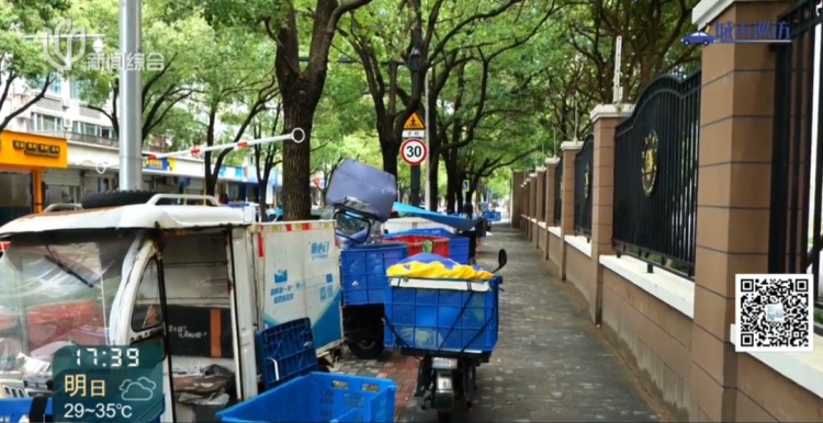 上海这几辆“僵尸车”长期停人行道？凌晨有动静？原因搞清了