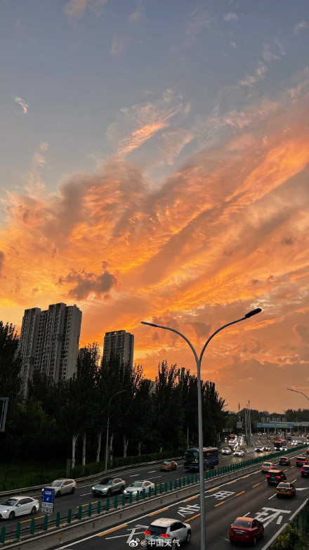 北京火烧云如凤凰展翅