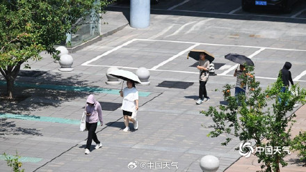 大暑最后一天北京高温收尾 街头闷热依旧