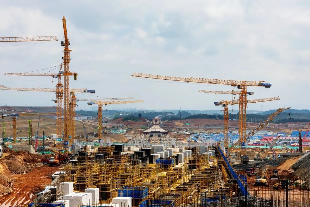 有新进展!设计时速350公里→ 有新进展!设计时速350公里→