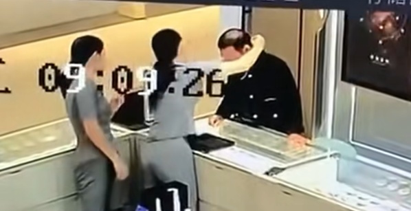 在武汉一商场内抢夺黄金首饰,魏某(男,39岁)被警方抓获 在武汉一商场内抢夺黄金首饰,魏某(男,39岁)被警方抓获