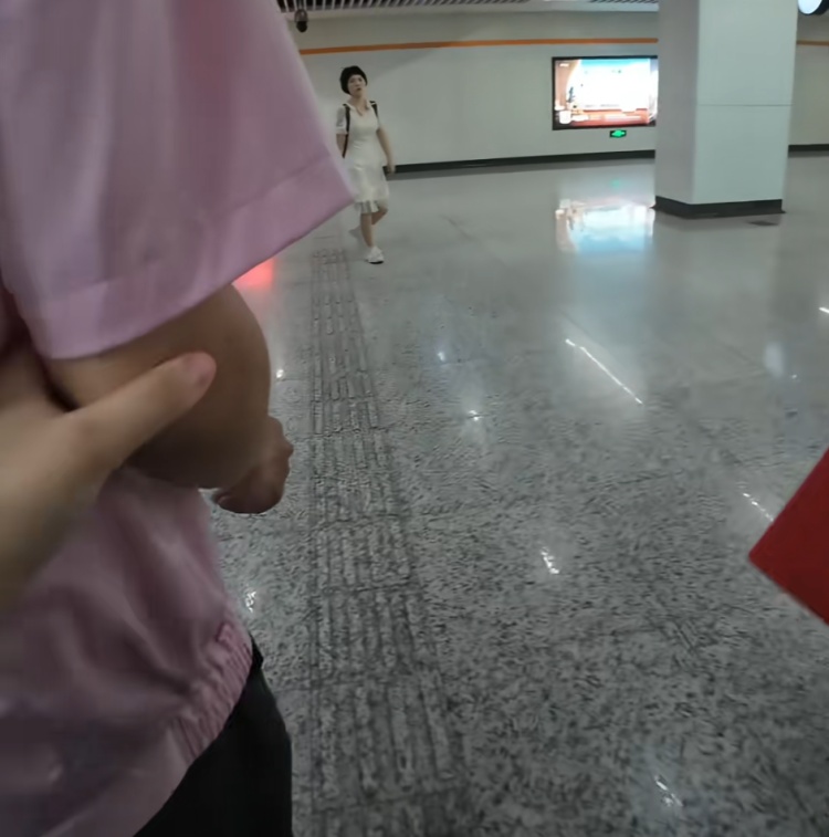 地铁站内,大爷对女孩破口大骂!路人都看不下去了... 地铁站内,大爷对女孩破口大骂!路人都看不下去了...