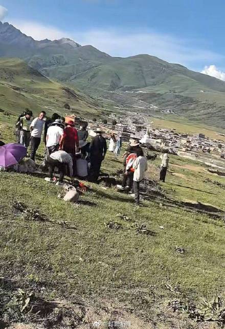 被土拨鼠叼走车钥匙游客感谢村民:“挺热心肠” 被土拨鼠叼走车钥匙游客感谢村民:“挺热心肠”