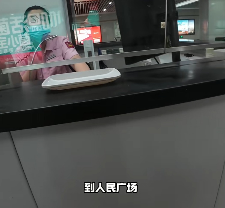 地铁站内,大爷对女孩破口大骂!路人都看不下去了... 地铁站内,大爷对女孩破口大骂!路人都看不下去了...