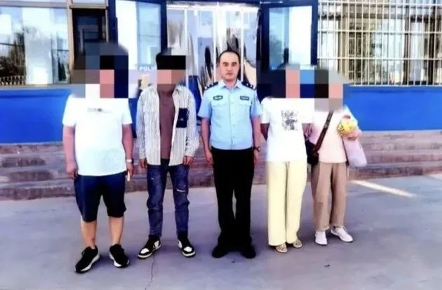 河水已淹至腰部，警民携手抢回了他！