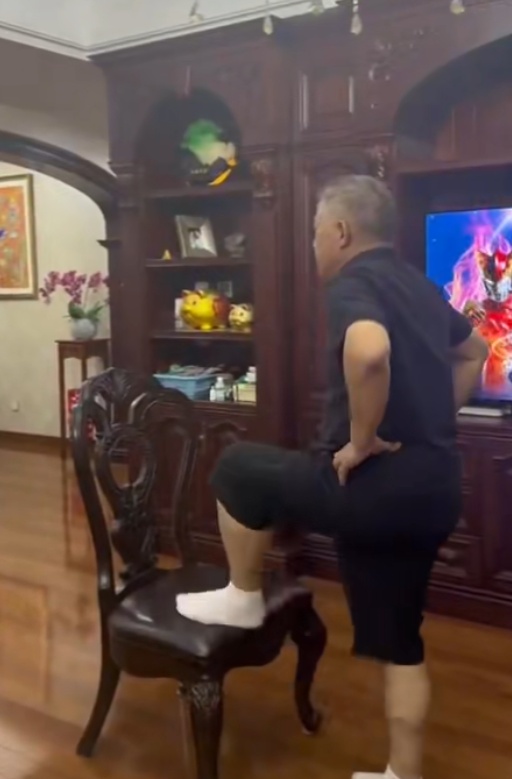 65岁三高老人被女婿爆改成腹肌大爷，两个月累计瘦46斤