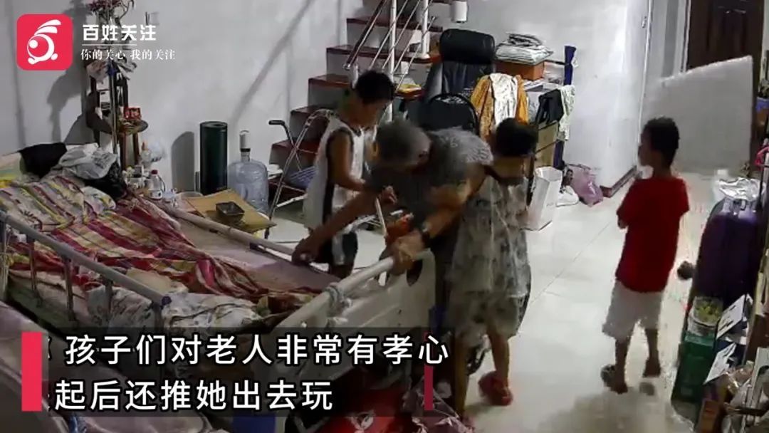 脑梗老人不慎摔下床,三个年幼曾孙巧用一个办法将人扶回床上 脑梗老人不慎摔下床,三个年幼曾孙巧用一个办法将人扶回床上