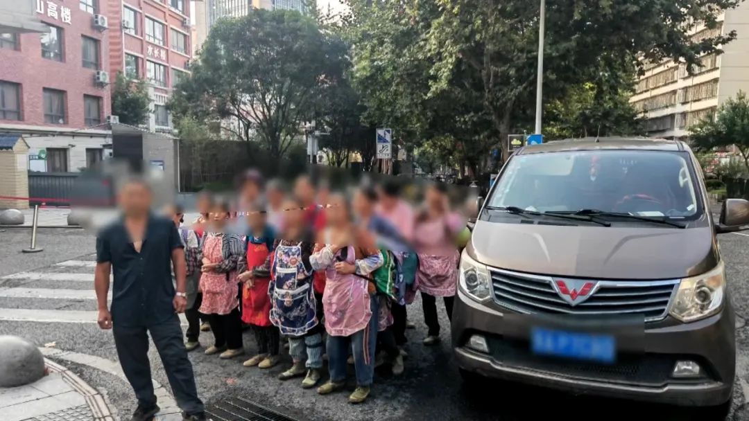 1、2、3…16、17！七座面包车硬塞17人，车内黑压压一片，交警都惊呆了！