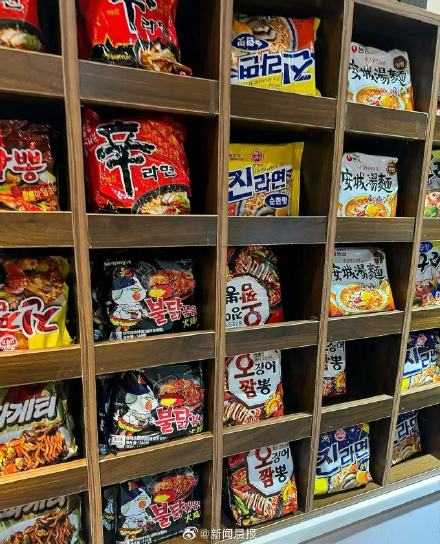 游客专程打卡上海自助泡面店,有的吐槽有的点赞 游客专程打卡上海自助泡面店,有的吐槽有的点赞