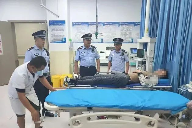 河水已淹至腰部，警民携手抢回了他！