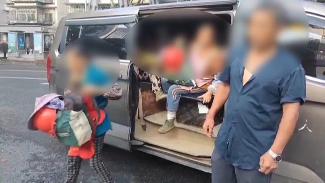 1、2、3…16、17！七座面包车硬塞17人，车内黑压压一片，交警都惊呆了！