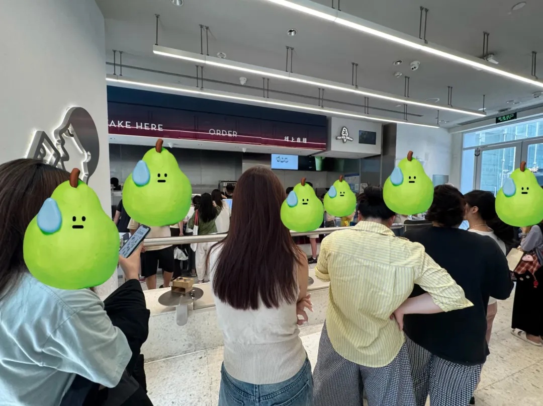 “秋天的第一杯奶茶”爆单？上海有门店“排队3小时”
