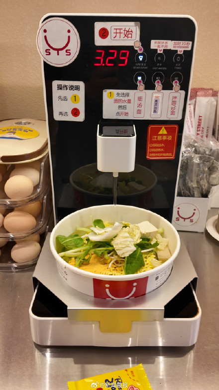 游客专程打卡上海自助泡面店,有的吐槽有的点赞 游客专程打卡上海自助泡面店,有的吐槽有的点赞