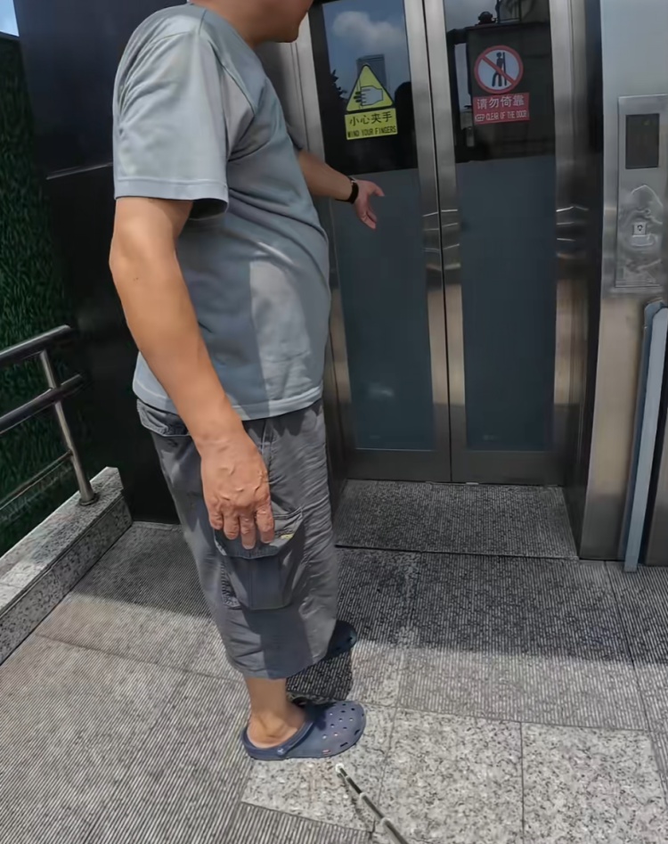 地铁站内,大爷对女孩破口大骂!路人都看不下去了... 地铁站内,大爷对女孩破口大骂!路人都看不下去了...