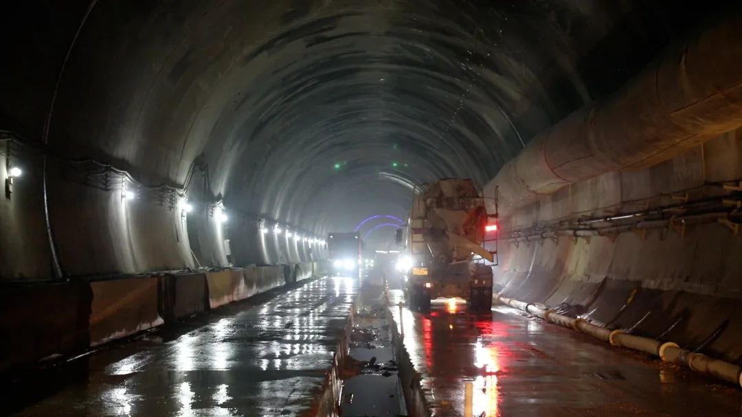 有新进展!设计时速350公里→ 有新进展!设计时速350公里→