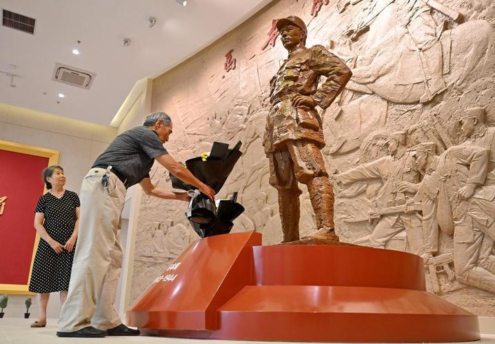 “父亲身上的弹伤，是永不磨灭的勋章”